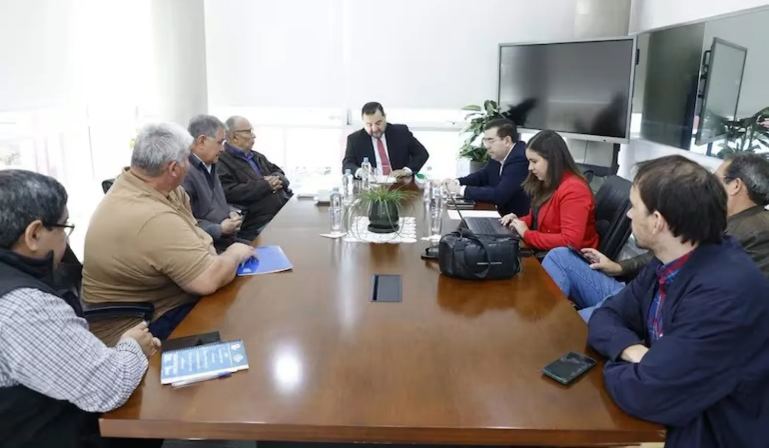CENTRALES OBRERAS ABANDONAN MESA SALARIAL Y PIDEN AUMENTO DE 647.000 GUARANÍES AL SUELDO MÍNIMO
    
    <div class=