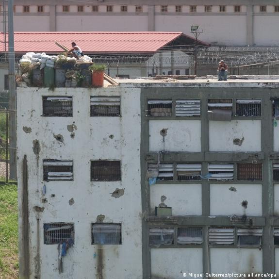 CINCO RECLUSOS MUEREN TRAS VIOLENTO MOTÍN EN PENAL DE MÁXIMA SEGURIDAD EN MIRANDA 
    
    <div class=