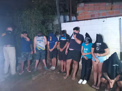 CAEN OCHO SUPUESTOS CHANCHOLIGANS POR VENDER DROGAS BAJO UNA CARPA EN LUQUE 
    
    <div class=