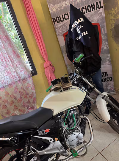 CAYÓ TRAS FALSA PLEGARIA: DETIENEN A HOMBRE QUE ROBÓ CELULAR A PÁRROCO EN PRESIDENTE FRANCO 
    
    <div class=