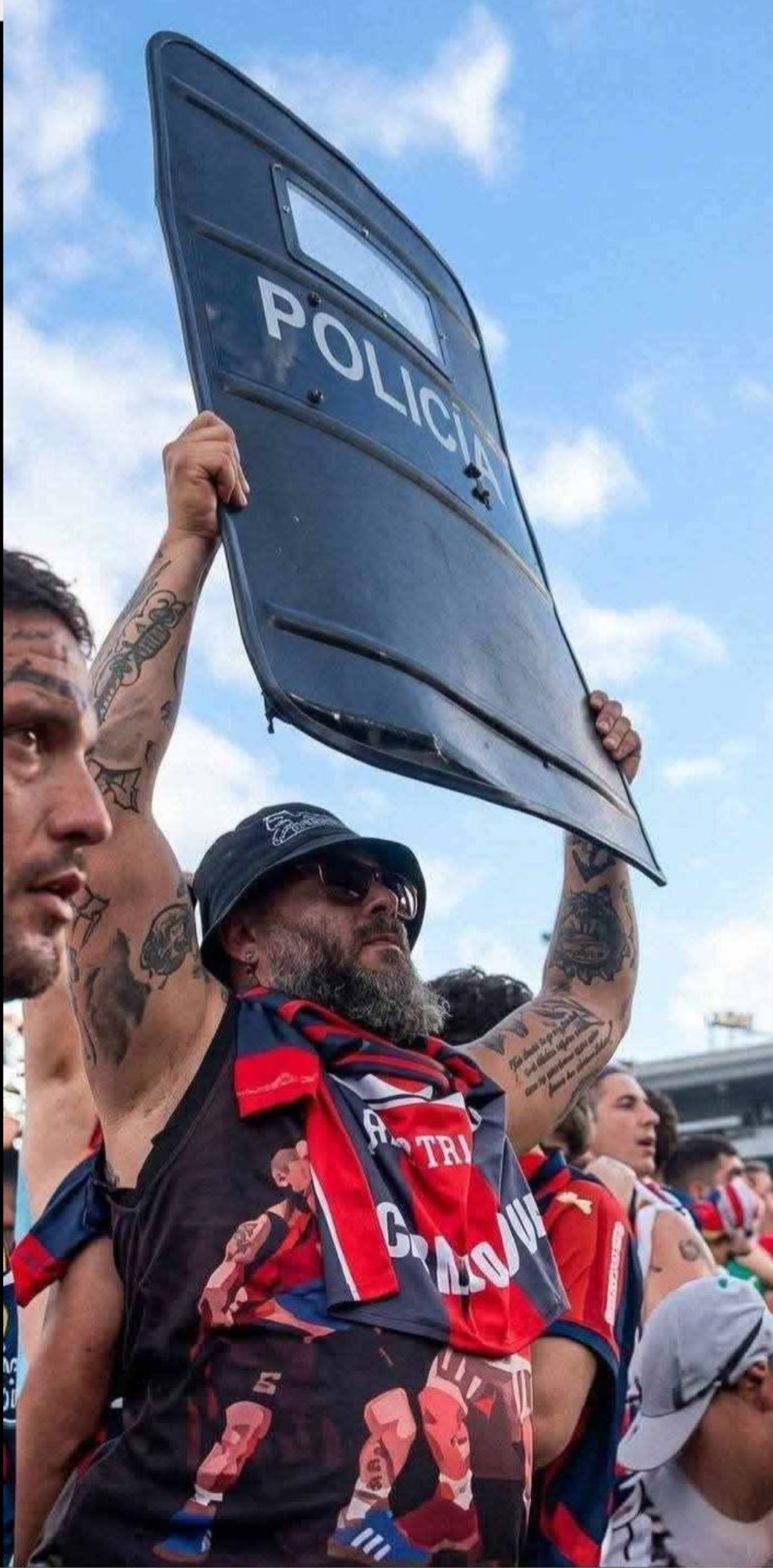 ORDENAN CÁRCEL PARA HINCHA DE CERRO QUE ALZÓ ESCUDO POLICIAL COMO TROFEO DE GUERRA
    
    <div class=