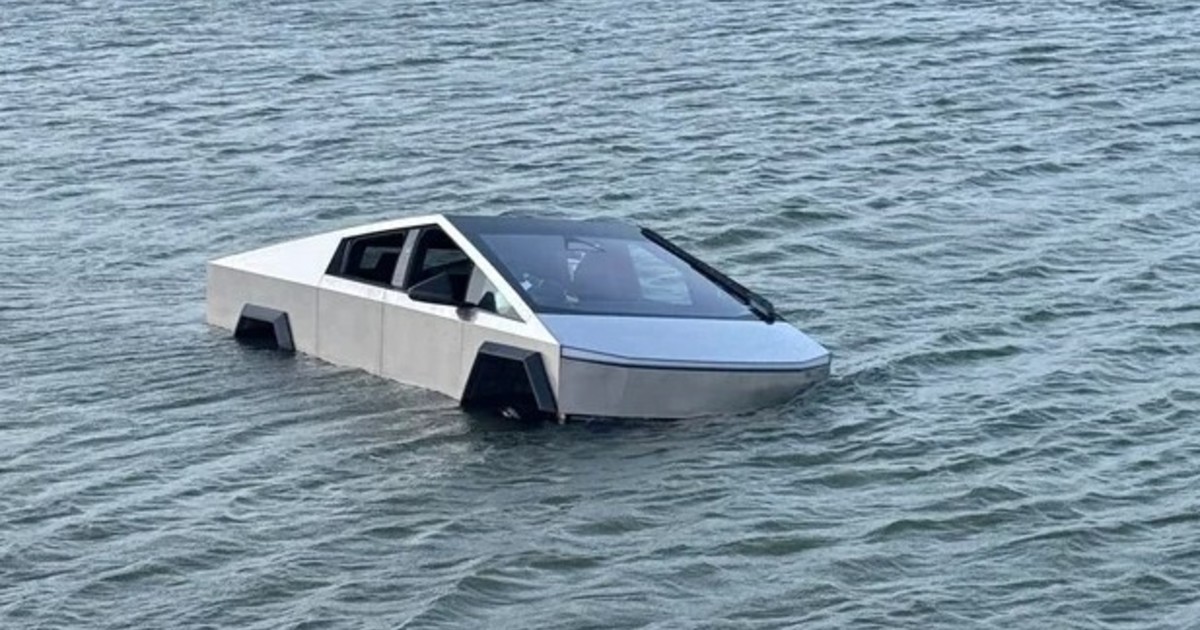 HOMBRE ES DETENIDO EN TEXAS TRAS SUMERGIR SU CYBERTRUCK EN UN LAGO PARA PROBAR UNA FUNCIÓN DE TESLA
    
    <div class=