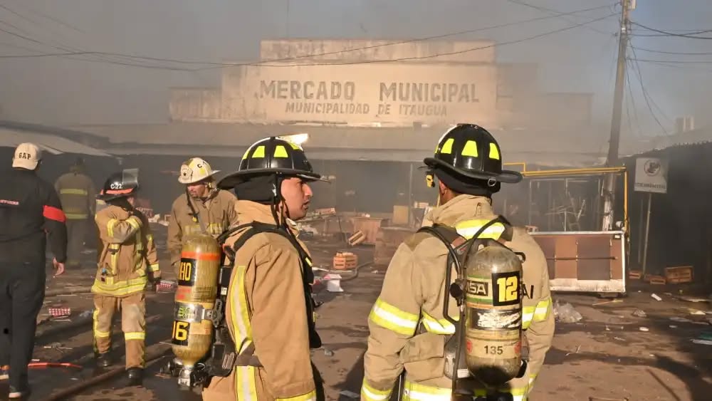 INCENDIO ARRASA CON EL MERCADO DE ITAUGUÁ Y DEJA A MÁS DE 400 COMERCIANTES SIN SUSTENTO