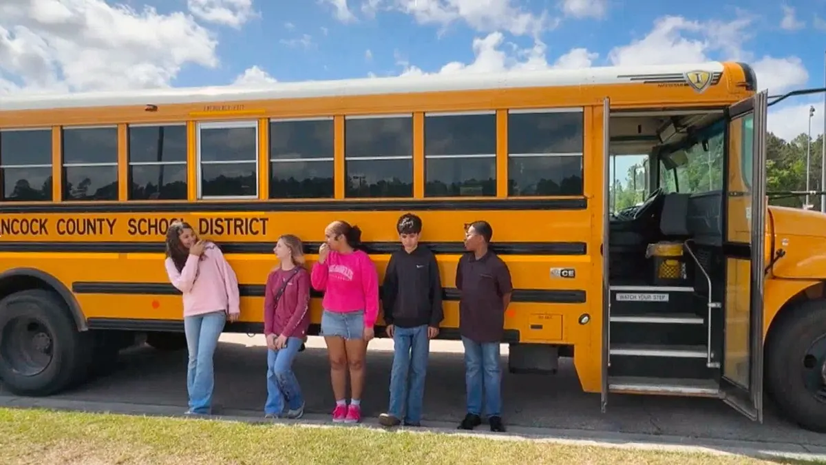 ALUMNOS EVITAN TRAGEDIA AL TOMAR EL CONTROL DE UN BUS ESCOLAR EN MISSISSIPPI 